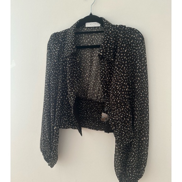 ASTR The Label Ruched Blouse in Black Taupe Geo Print - Picture 4 of 4